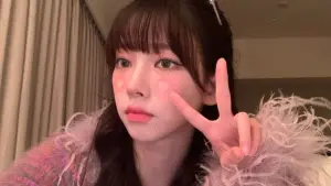 aespa Karina差點走光讓粉絲氣炸！「超危險短裙」底褲都快遮不住
