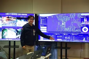 ▲高雄市長陳其邁特親至世運主場館應變中心督軍疏運工作。(圖/高市府提供) ▲高雄市長陳其邁特親至世運主場館應變中心督軍疏運工作。(圖/高市府提供)