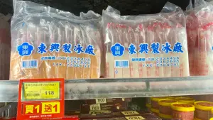 ▲東興古早味冰棒「買1袋送1袋」，兩袋20支共118元，平均每支冰棒5.9元。（圖／記者黃韻文攝）