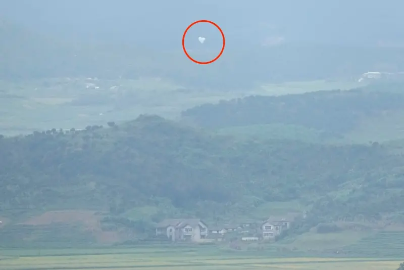 ▲北韓對韓國空投穢物氣球，造成超過1億韓元的損失。（圖／美聯社／達志影像）