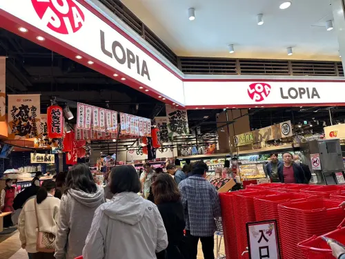 ▲LOPIA在台總經理水元仁志13日晚間發文，稱擔心突發狀況危及妻子安全，因此決定先送妻子回日本，相關貼文目前已刪除。（圖／Global Mall提供）