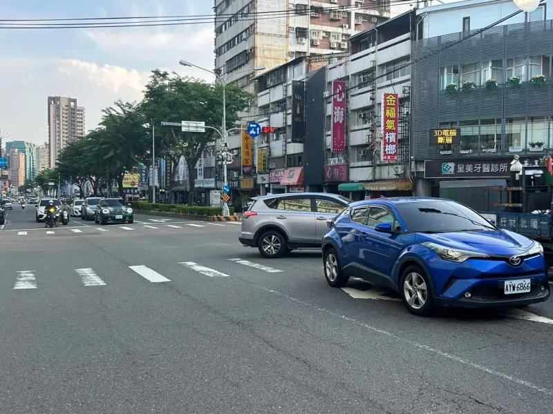 ▲中市道路常常出現交通號誌不連貫，好不容易等到綠燈，但到下路口又紅燈(圖／陳俞隔提供2024.9.8)