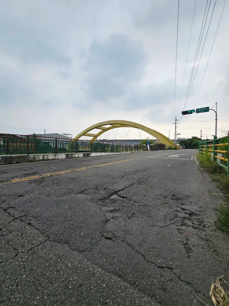 ▲乾溪東路道路破損嚴重，下雨後常有積水的情況發生(圖／張芬郁提供2024.9.8)