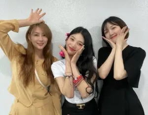 ▲夏榮（左）和Red Velvet JOY（中）、GFRIEND Yerin（右）是好友。（圖／夏榮IG）