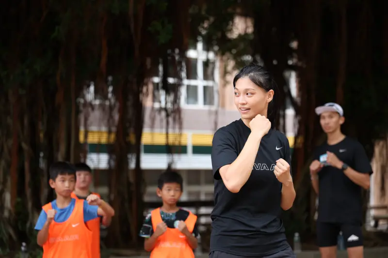 ▲長榮航空此次邀請到2024年巴黎奧運女子拳擊銅牌選手吳詩儀，將拳擊與跑步結合設計為訓練課程，並與學生分享成為選手的心路歷程。（圖／長榮航空）