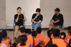 ▲長榮航空此次邀請到2024年巴黎奧運女子拳擊銅牌選手吳詩儀，將拳擊與跑步結合設計為訓練課程，並與學生分享成為選手的心路歷程。（圖／長榮航空）