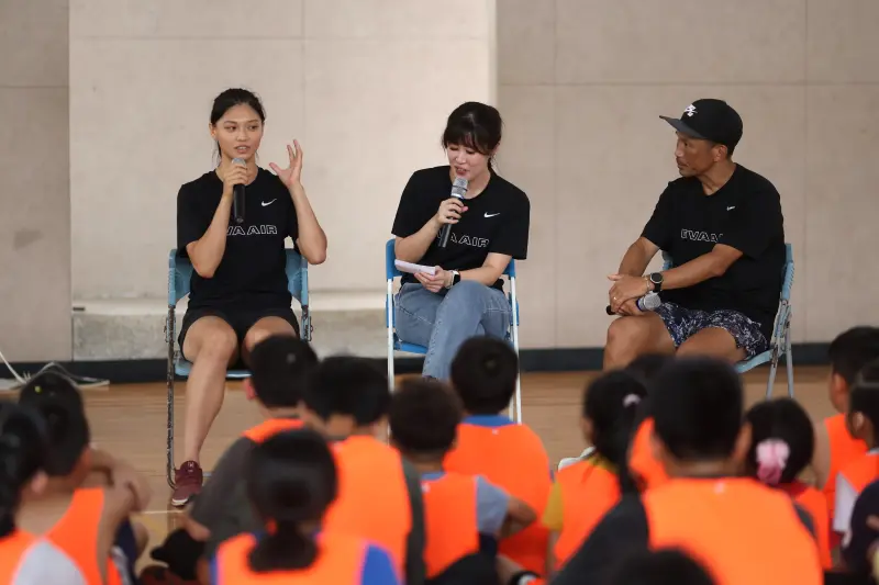 ▲長榮航空此次邀請到2024年巴黎奧運女子拳擊銅牌選手吳詩儀,將拳擊與跑步結合設計為訓練課程,並與學生分享成為選手的心路歷程。(圖/長榮航空)