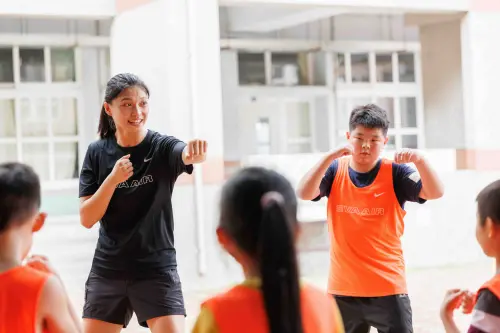 ▲長榮航空此次邀請到2024年巴黎奧運女子拳擊銅牌選手吳詩儀，將拳擊與跑步結合設計為訓練課程，並與學生分享成為選手的心路歷程。（圖／長榮航空）