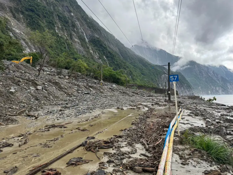 ▲受到大雨土石流漫延溢流影響，花蓮鐵路和仁崇德間東正線預警性封鎖。（圖／讀者提供）