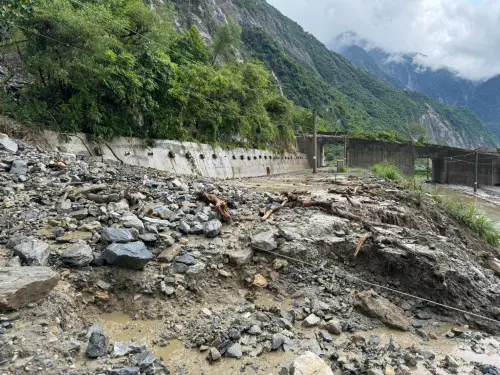 ▲受到大雨土石流漫延溢流影響，花蓮鐵路和仁崇德間東正線預警性封鎖。（圖／讀者提供）