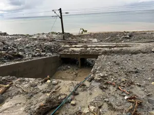 ▲受到大雨土石流漫延溢流影響，花蓮鐵路和仁崇德間東正線預警性封鎖。（圖／讀者提供）