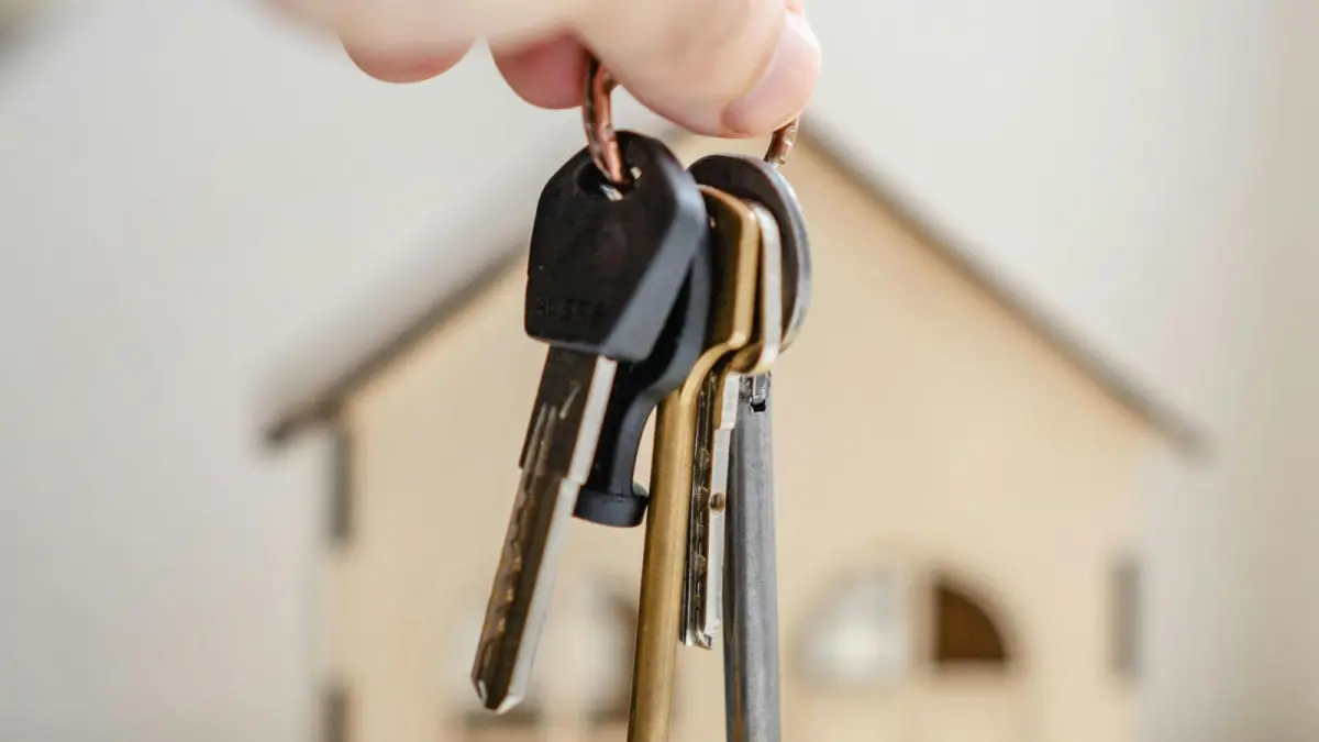 ▲如果父母贈送房子給孩子，後悔了怎麼辦？正業地政士所所長鄭文在表示，如果子女合意返還，只要解除贈與契約、繳交土地增值稅，房產就可以回到父母名下。（示意圖／pexels）