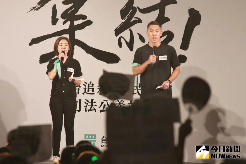 ▲主持人黃瀞瑩、陳世軒高喊司法不公。（圖／記者吳翊緁攝，2024.09.29）