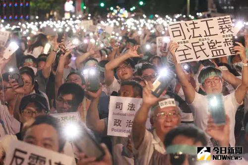 ▲民眾黨支持者「小草」們今晚到立院旁濟南路聲援柯文哲。（圖／記者吳翊緁攝，2024.09.29）