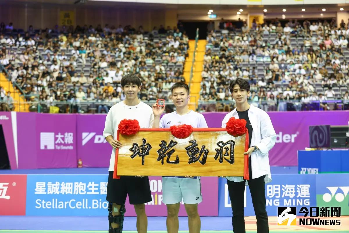 ▲奧運羽球雙金選手李洋今日（8）在台北小巨蛋進行盛大的退役儀式，除了3位搭檔江聿偉、李哲輝、王齊麟到場之外，林郁婷和彭名揚兩位不同項目的台灣體育好手也到場送上祝福，而「鞍馬王子」李智凱雖未能前來，但也錄製了一段影片給李洋。（圖／記者黃建霖攝）