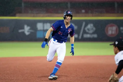 ▲U18亞洲青棒錦標賽冠軍戰，中華隊外野手柯敬賢敲出深遠左外野安打，送回追平分，在滑上三壘時疑似受傷，最終自行走下場，並在雨停後回到場上繼續比賽。（圖／大會提供）