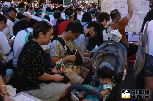 ▲民眾黨支持者「小草」們今晚到立院旁濟南路聲援柯文哲。（圖／記者吳翊緁攝，2024.09.29）