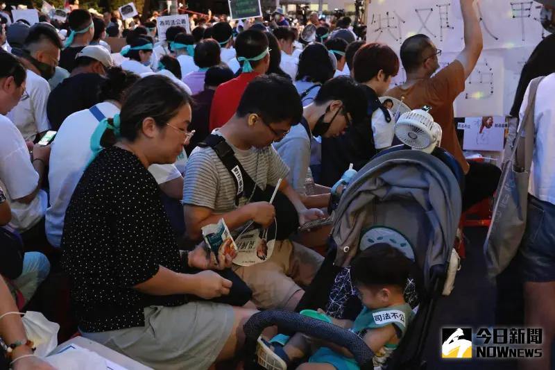 ▲有家長帶嬰兒到立院旁濟南路聲援柯文哲。（圖／記者吳翊緁攝，2024.09.29）