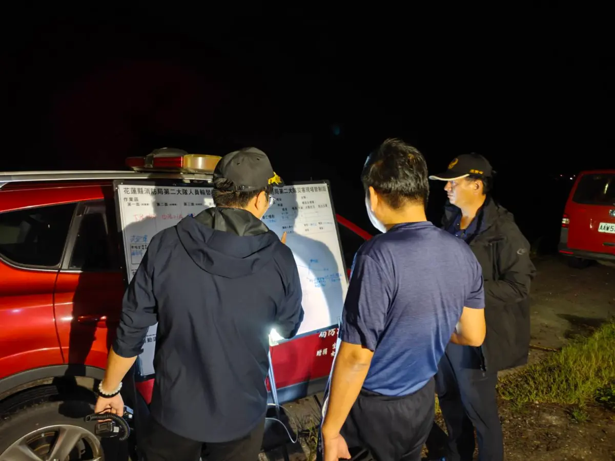 花蓮大雨溪水暴漲！吉普車渡溪翻覆遭沖走 駕駛父亡、2歲兒失聯