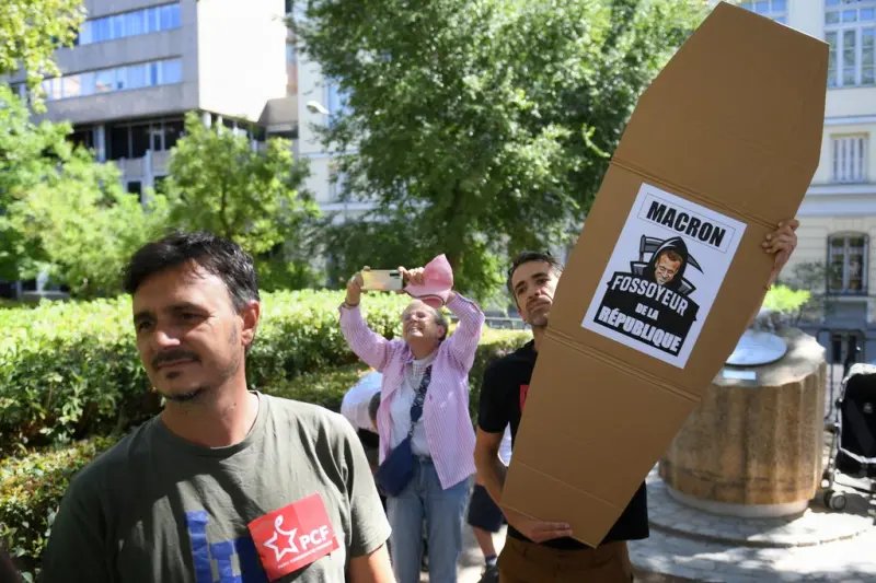 ▲法國總統馬克宏任命右派老將擔任新總理,反而掀起大批民眾上街抗議。(圖/美聯社/達志影像)