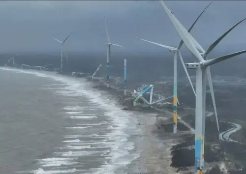 ▲海南文昌木蘭灣沿海的風電場，有多部風電機組遭強風攔腰折斷。（圖／翻攝自微博）