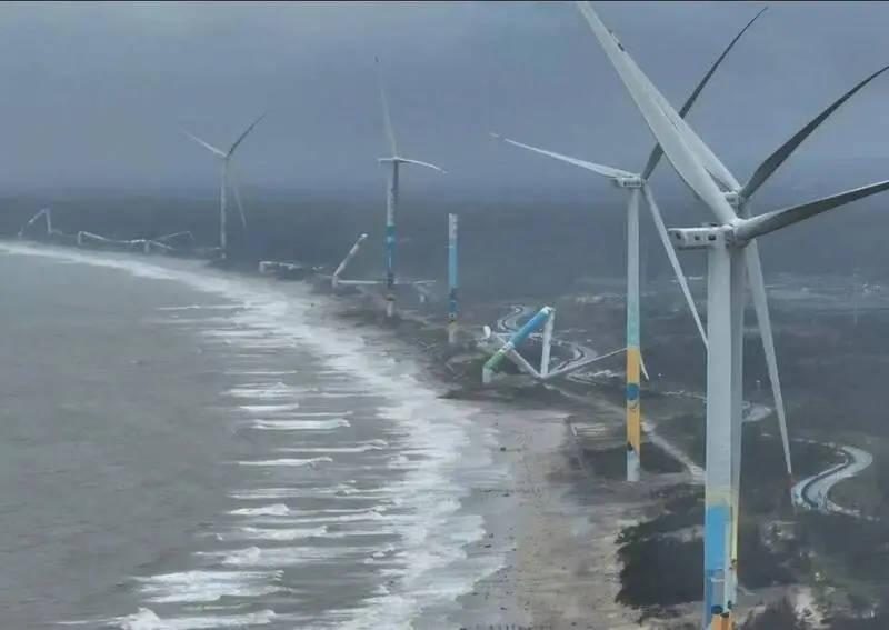 ▲海南文昌木蘭灣沿海的風電場,有多部風電機組遭強風攔腰折斷。(圖/翻攝自微博)