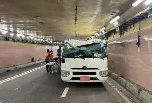 基隆路地下道事故！司機未注意限高自撞　釀小巴車頂全毀3傷送醫
