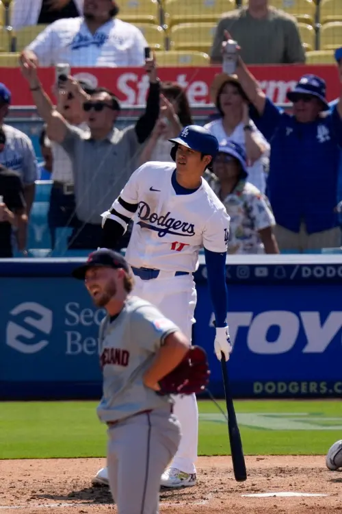 洛杉磯道奇隊球星大谷翔平在主場對戰克里夫蘭守護者的比賽中敲出本季第46發全壘打,這是一發右外野超大號全壘打,球一掃出去他和投手都站在原地仰望,大家都在找球飛去哪了 ▲洛杉磯道奇隊球星大谷翔平在主場對戰克里夫蘭守護者的比賽中敲出本季第46發全壘打,這是一發右外野超大號全壘打,球一掃出去他和投手都站在原地仰望,大家都在找球飛去哪了