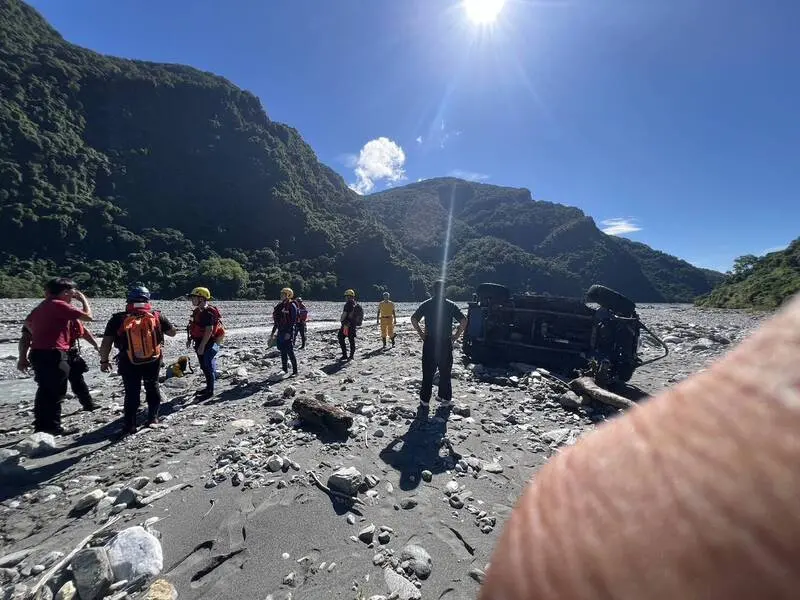 花蓮大雨釀溪水暴漲！吉普車遭沖走1死1失蹤 同行19人凌晨獲救