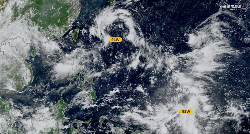 ▲西北太平洋目前是一個大型低壓帶，其中有幾個熱帶擾動、雲團發展中，有機會生成颱風。（圖／「台灣颱風論壇｜天氣特急」臉書）