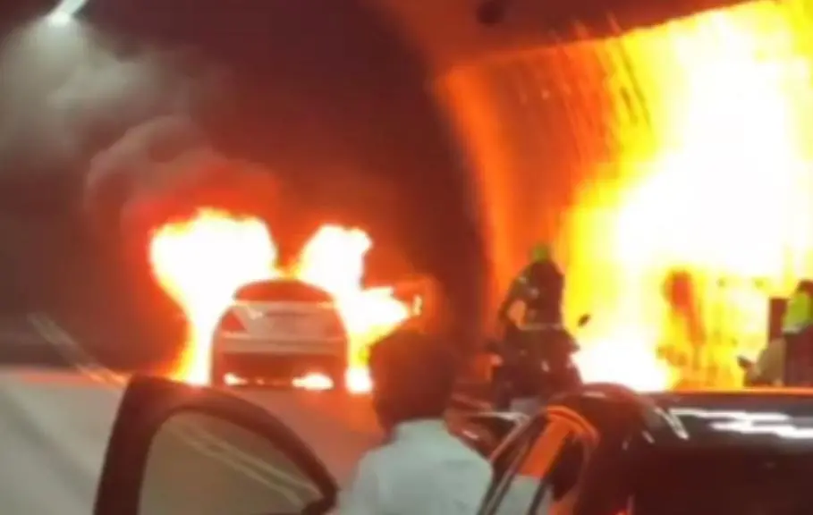 ▲國五雪隧北上車道，昨（8）日下午發生小客車火燒車事故，濃煙短時間布滿隧道，影響後方車輛通行。（圖／讀者提供）