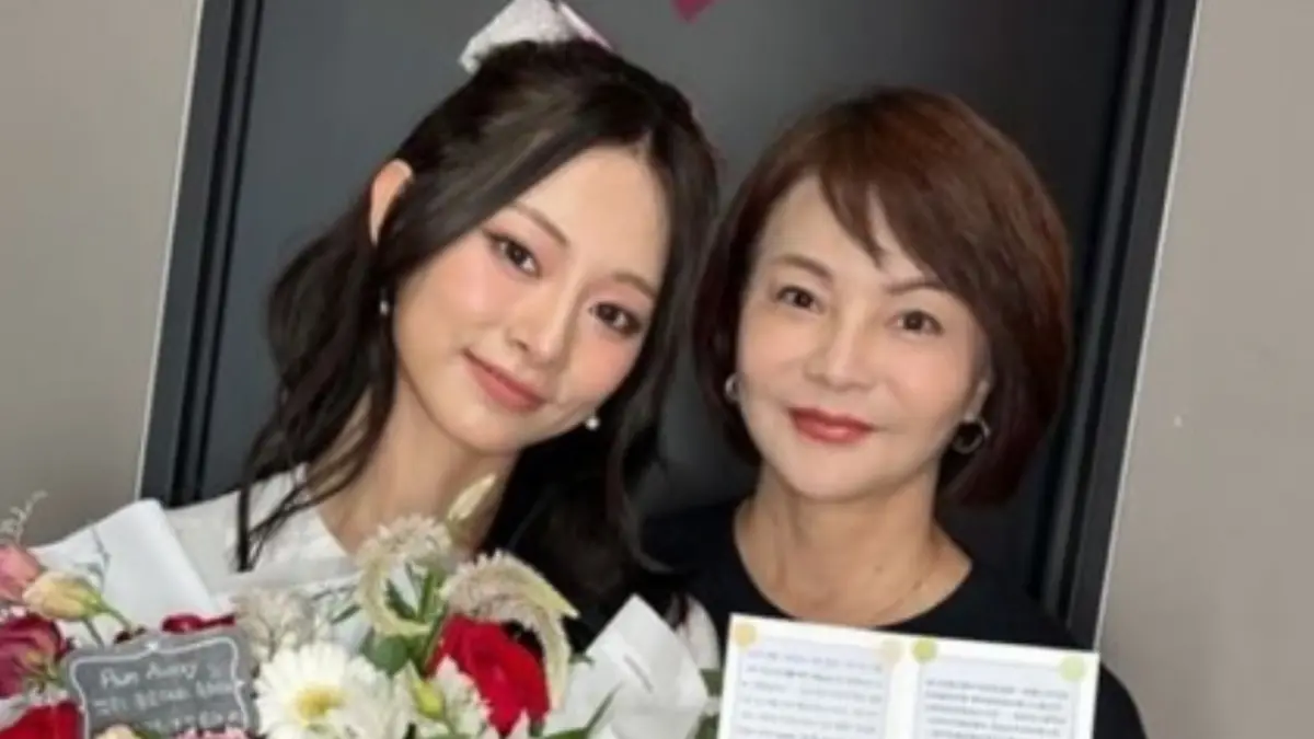 ▲子瑜媽媽黃燕玲（右）和子瑜（左）一起下班時被拍到，她幽默自嘲：「可以避邪」。（圖／子瑜 IG）