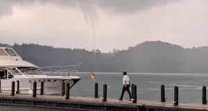 日月潭出現水龍捲！遊湖觀光客瘋狂搶拍　氣象站提醒：千萬別追
