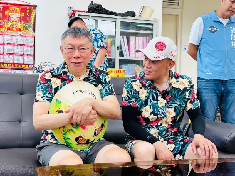 ▲柯文哲今年夏天到台中大里參加江和樹主辦的潑水節活動時,難得換上花俏的襯衫。(圖/翻攝江和樹臉書)