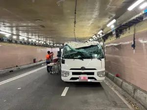 北市基隆路地下道事故！小巴士未注意限高硬擠　車頂壓爛玻璃破碎
