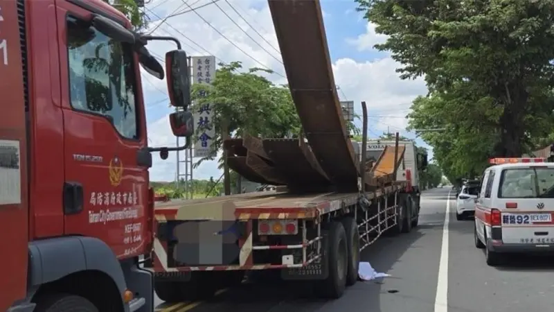 ▲蘇姓老翁騎車遭拖板車撞倒、拖行，警消趕抵後發現其軀幹、頭顱變形明顯死亡。（圖／翻攝畫面）