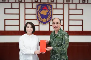 ▲周春米感謝駐軍長期協助各項災防的貢獻，特致贈秋節慰勞金，由八軍團中將指揮官廖建興代表受贈。（圖／屏東縣府提供）