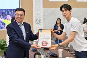 林郁婷 ▲巴黎奧運拳擊金牌林郁婷出席「體育暨運動發展部諮詢小組」第1次會議,並獲頒諮詢委員聘書。(圖/行政院提供)
