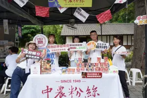 ▲台中在產業「中農粉絲」以行動力挺綠色騎乘，在現場設置攤位杯冬粉沖泡站。（圖／市府提供）