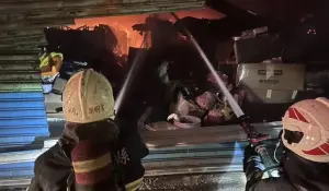 彰化民用倉庫大火!火勢劇烈延燒波及鄰戶 消防員佈水線搶救中