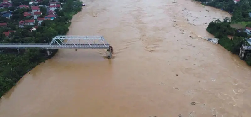 ▲摩羯颱風為越南北部帶來豪雨、引發土石流及洪水，富壽省（Phu Tho）發生橋梁被洪水沖毀、多名民眾連人帶車掉進河裡的事故。（圖／美聯社／達志影像）