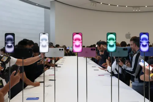 iPhone預購量不如預期、大立光跌4% 摺疊機當道?新日興漲逾3%