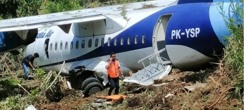 ▲印尼巴布亞的一架客機起飛時滑出跑道撞毀，機上乘客部份受傷。（圖／翻攝自臉書）