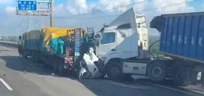 ▲彰化和美路段有部小轎車慘遭2輛大車包夾，目前警消正在救援中。（圖／翻攝畫面）