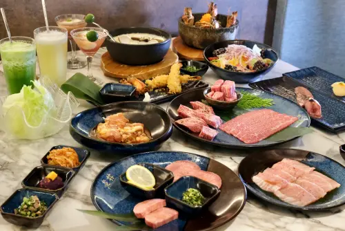 ▲「老井極上燒肉」是近年台中新崛起的品牌，更領先其他品牌直接北上選在信義商圈開設新分店，8月中開始試營運。菜單中台北店限定套餐，雙人2999元，能一次吃到16道菜色，包含海陸食材、壽司、沙拉與甜點等。（圖／記者葉盛耀攝）