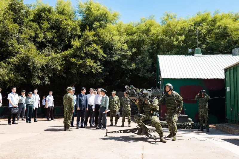 ▲總統賴清德日前才前往澎湖秋節勗勉駐軍，但根據明年度國防預算書顯示，澎湖駐軍將減少15%。（圖／總統府提供）