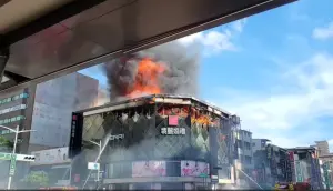 高雄婚紗店驚傳火警!兇猛火勢伴大量黑濃煙 大批消防員灌救中