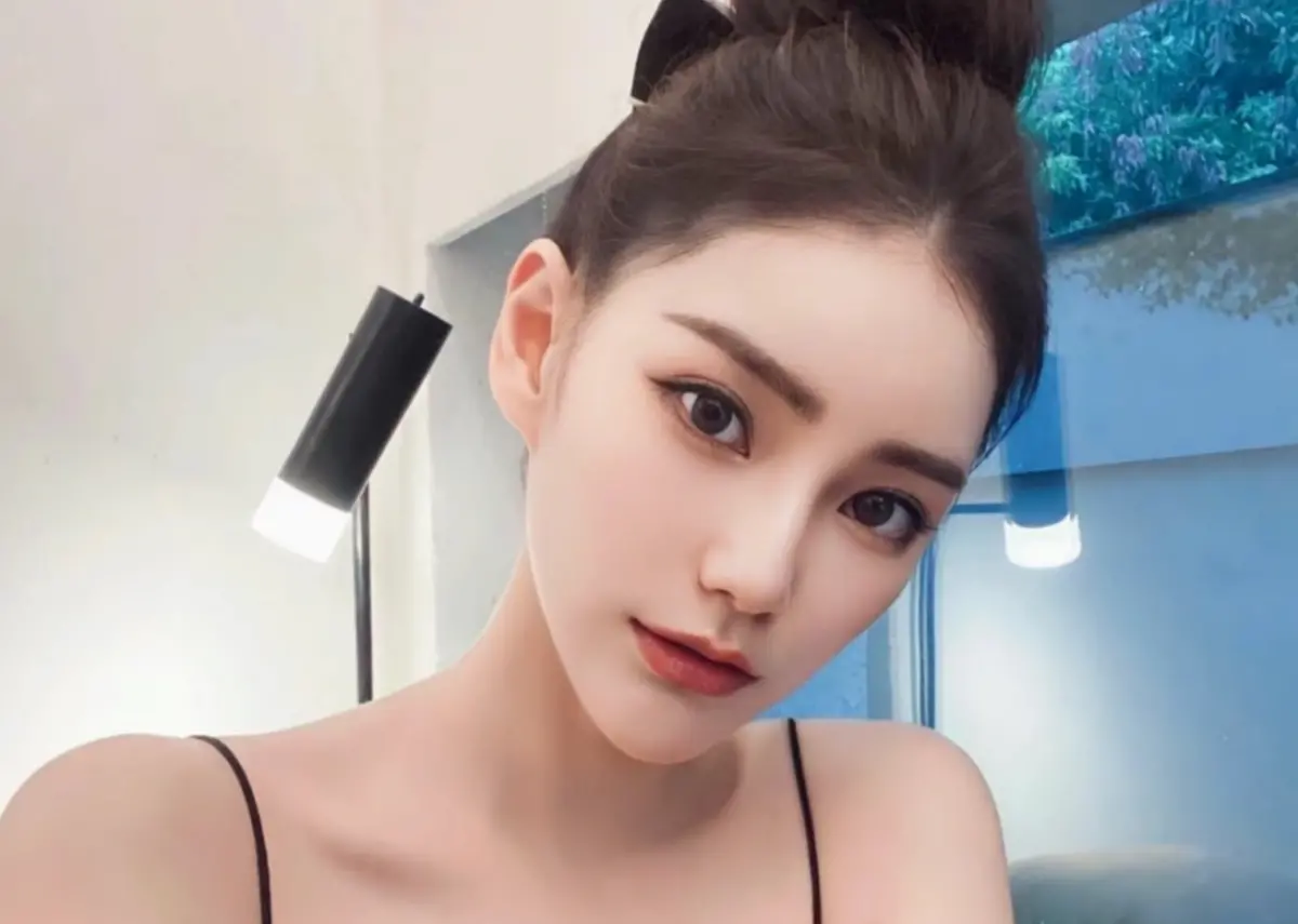 ▲汪小菲辣妻Mandy（馬筱梅；如圖）上月起遭前夫Robert（鄭揚融）爆料婚內出軌，如今網上再瘋傳Mandy「同時糾纏4男」的時間線、照片，除了Robert之外，和3名男子不乏臉貼臉、開房及出遊等甜蜜互動，引發各界熱議。（圖／翻攝自Mandy小紅書）