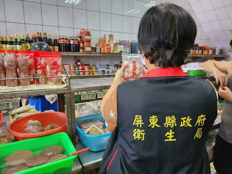 ▲衛生局確保中秋節食品安全，加強稽查轄內糕餅店、燒烤餐廳、大型賣場及傳統市場等，74件應景食品。（圖／屏東縣府提供）