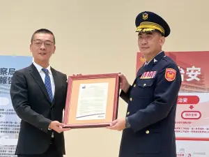 ▲高市警局鼓山分局於今天在該分局舉辦「2023年永續發展報告書」授證典禮，由法國艾法諾執行副總黃浚騰(左)授證給高市警鼓山分局分局長徐釗斌。（圖／高市警局鼓山分局/提供）